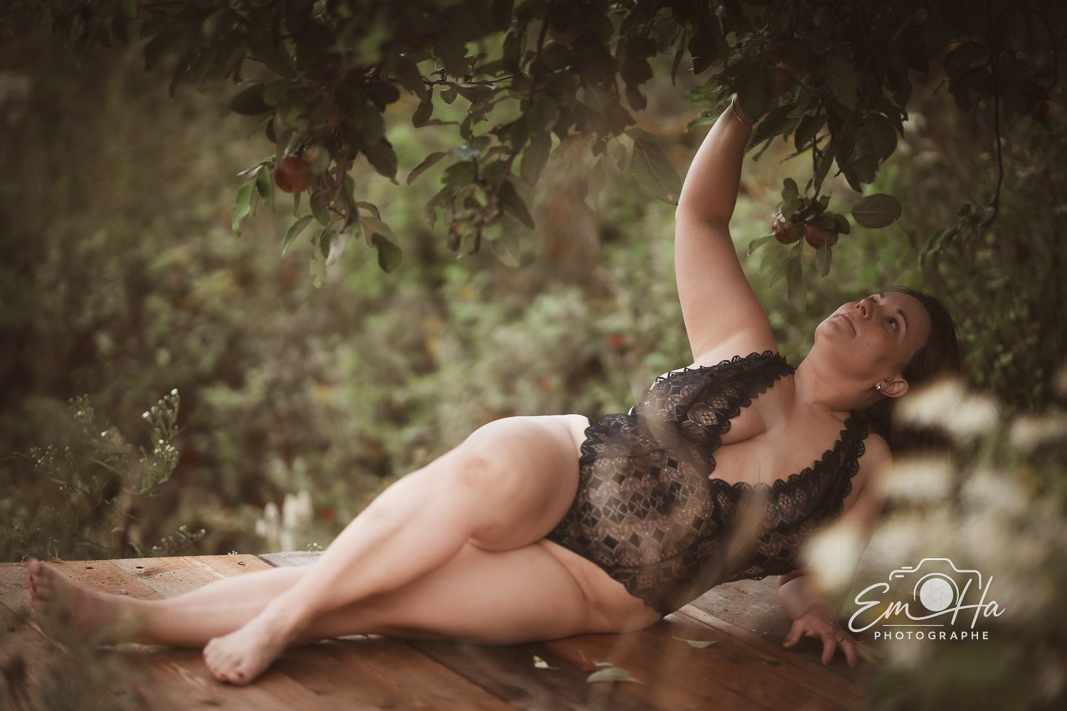 Boudoir en dentelle dans un verger
