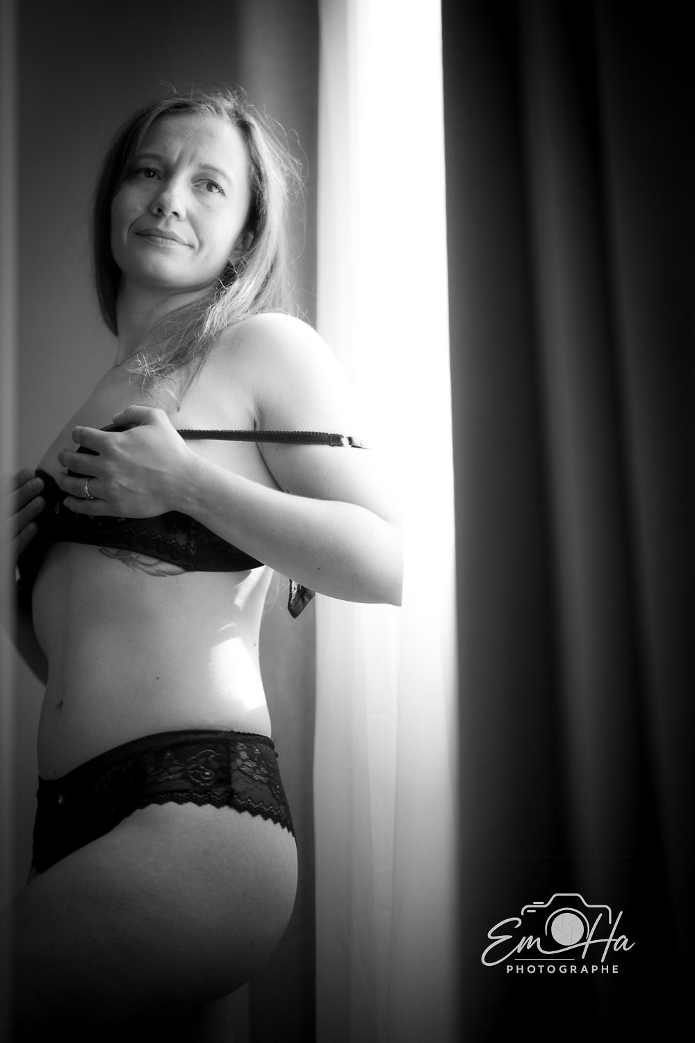 Boudoir en noir et blanc près d'une fenêtre