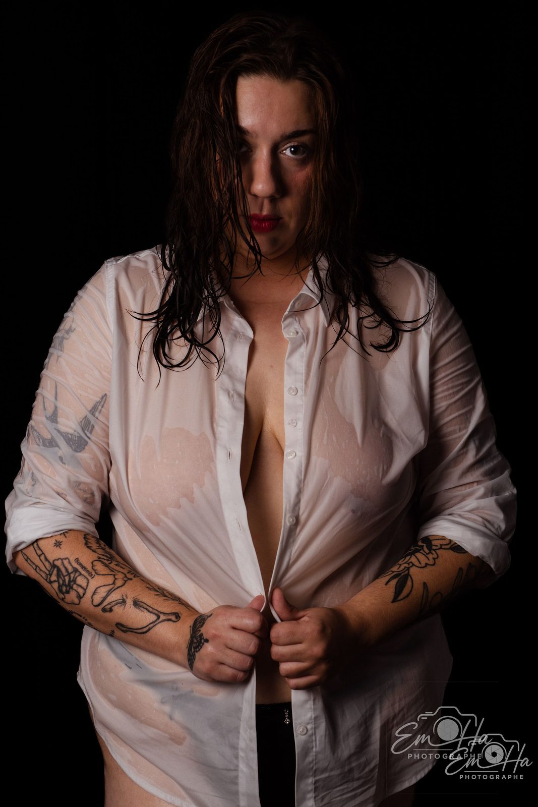 Portrait boudoir low key, chemise blanche