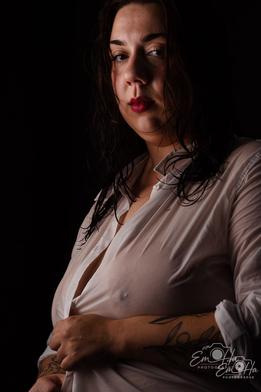 Portrait boudoir low key, chemise blanche