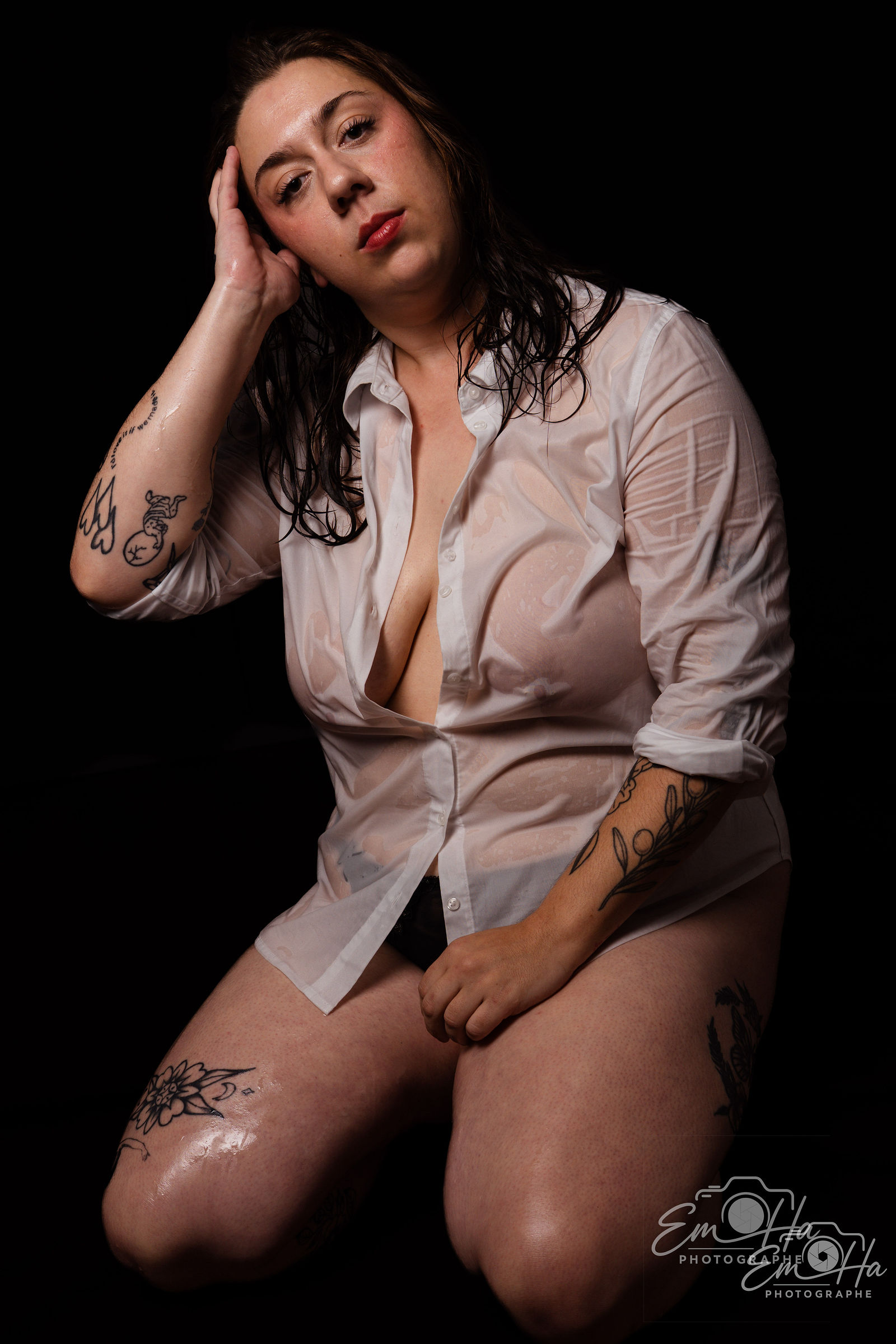 Boudoir low key, chemise blanche, à genoux