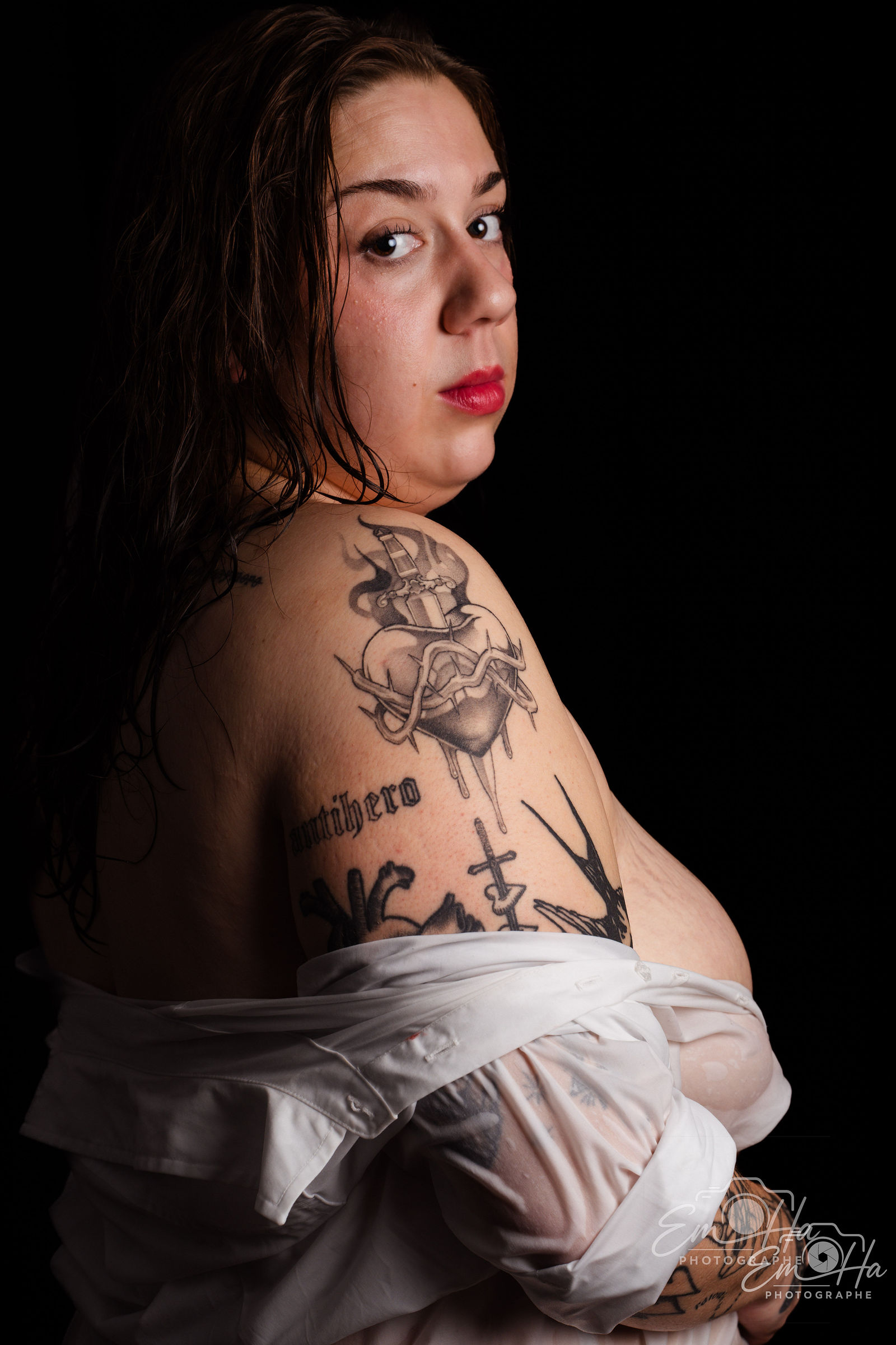 Boudoir low key, dos tatoué