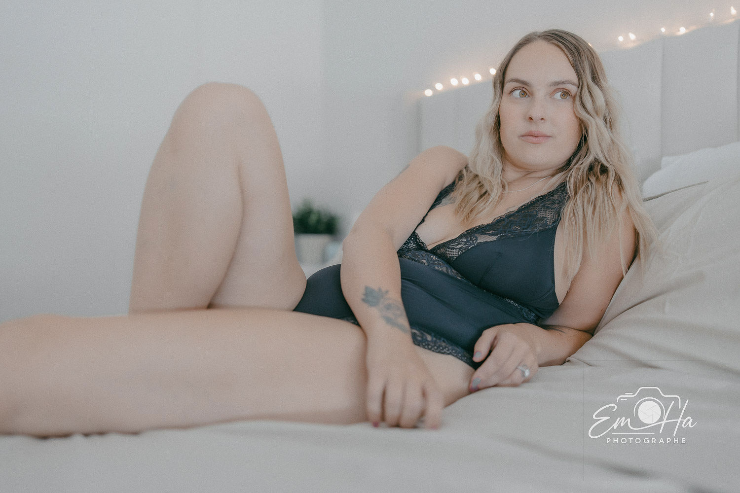 Boudoir sur un lit, lingerie verte