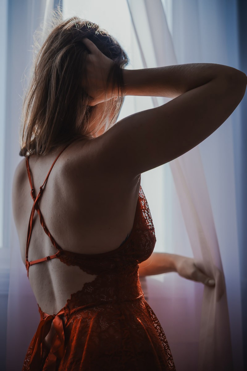 Dos en dentelle rouge à contre-jour