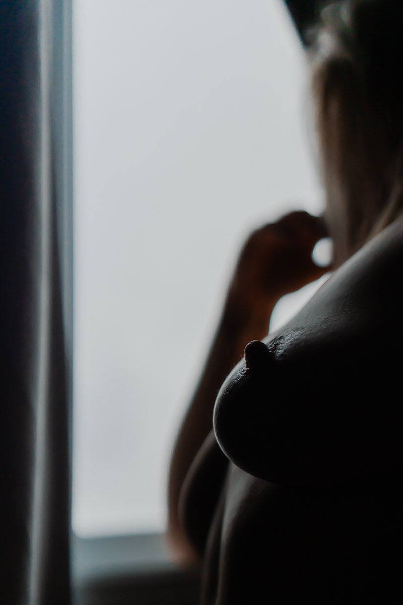 Silhouette à contre-jour près d'une fenêtre