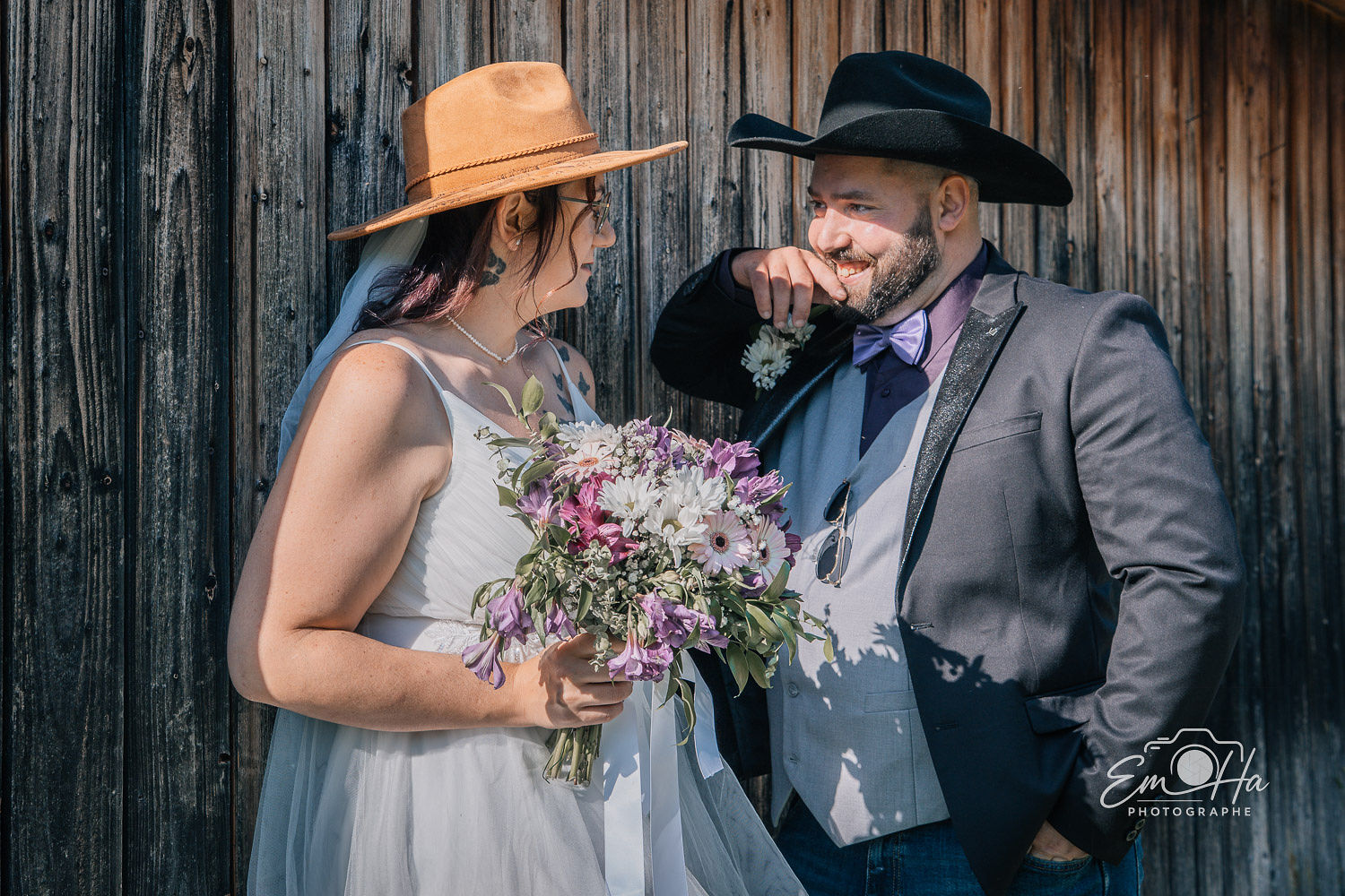 Mariés au chapeau de cowboy avec bouquet