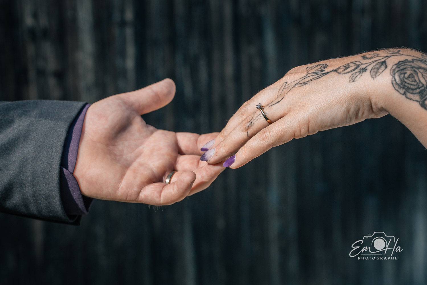 Mains des mariés, détail tatoué