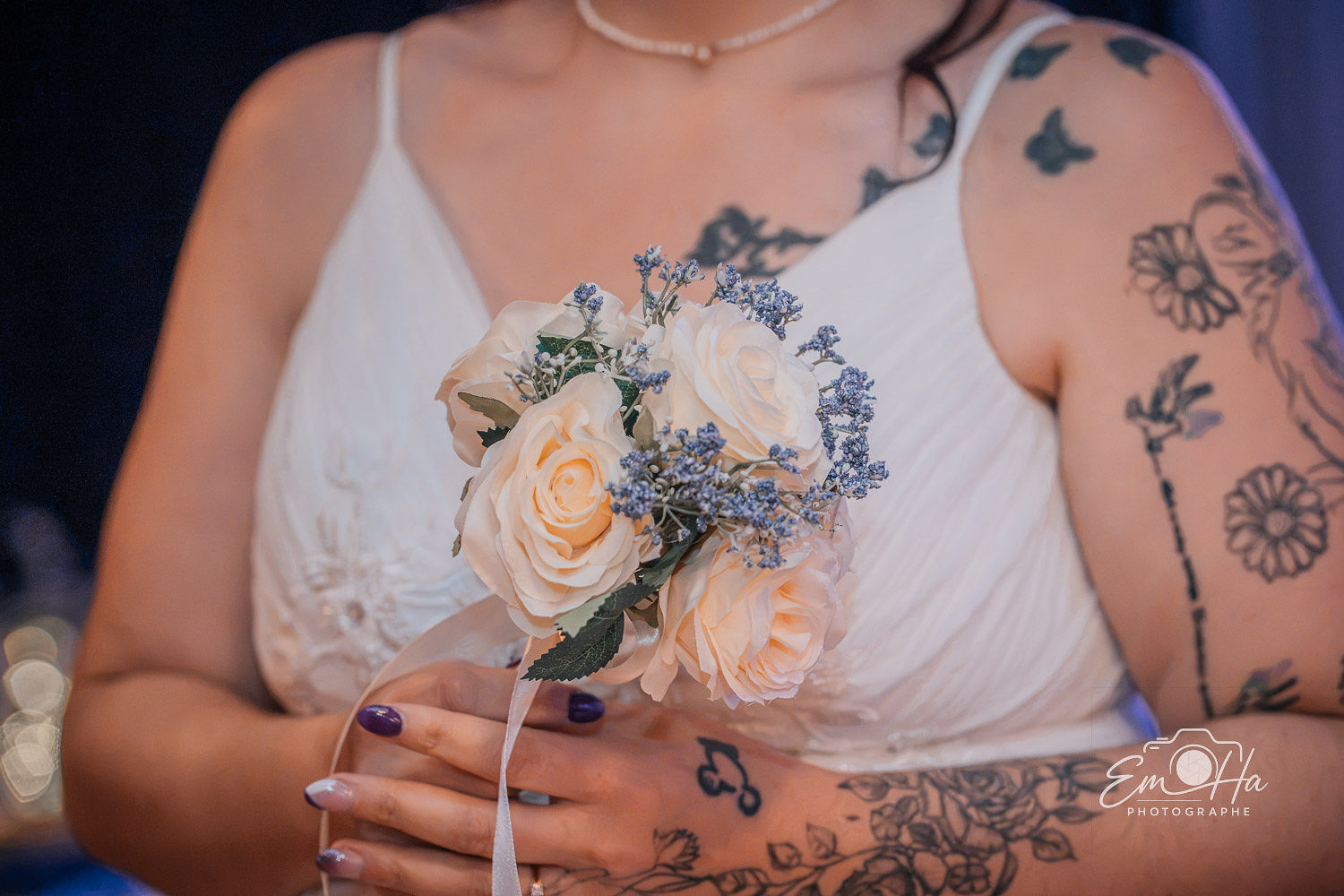 Mariée au bouquet, bras tatoués