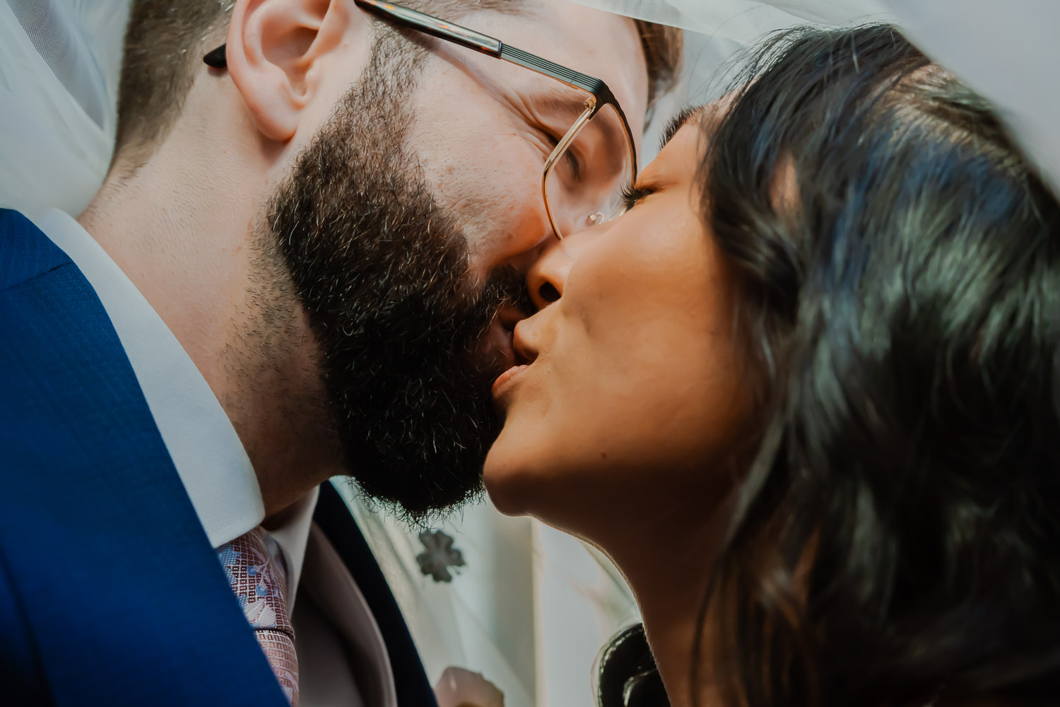Baiser sous le voile de la mariée
