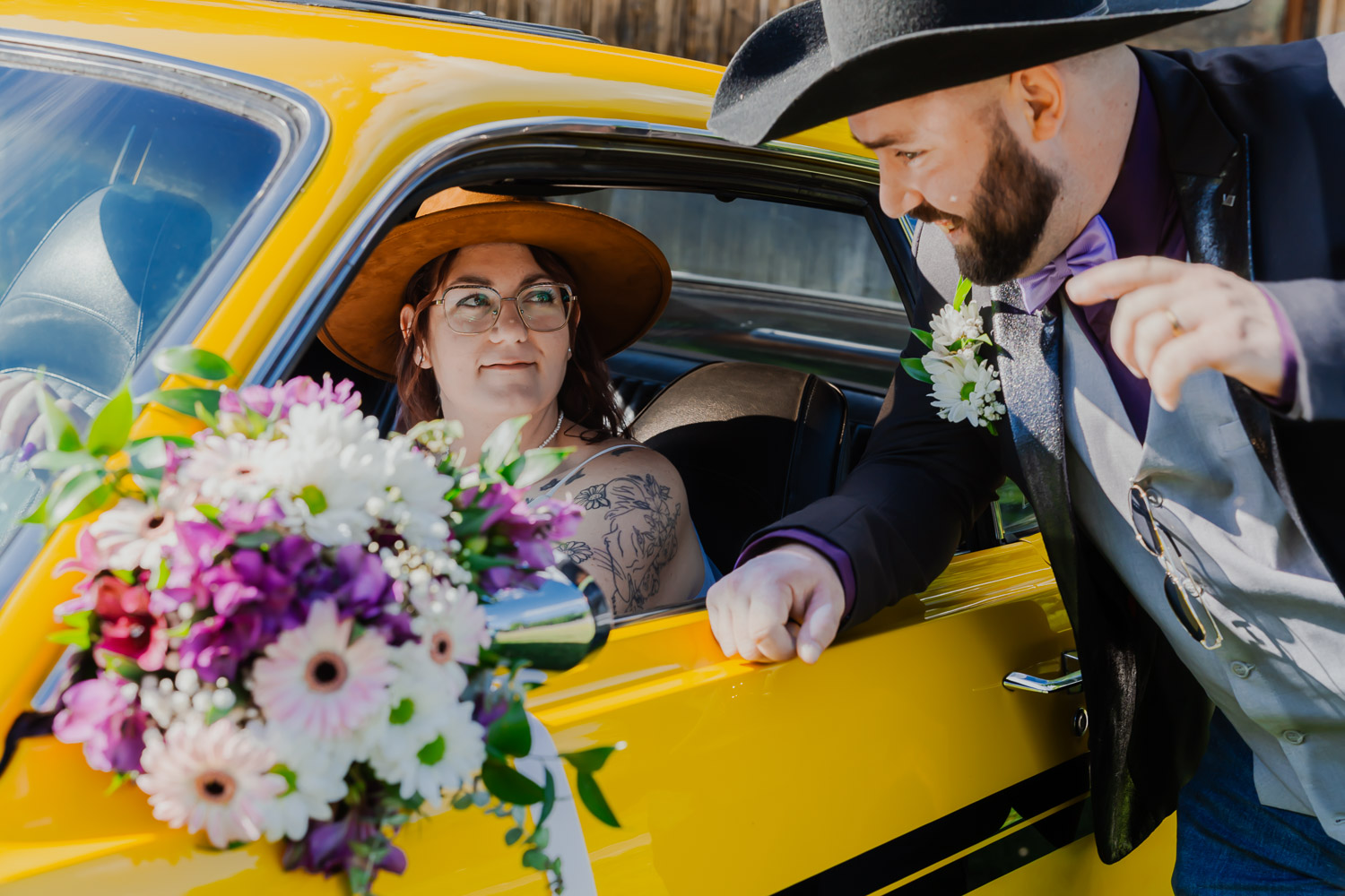 Mariée dans une voiture ancienne jaune