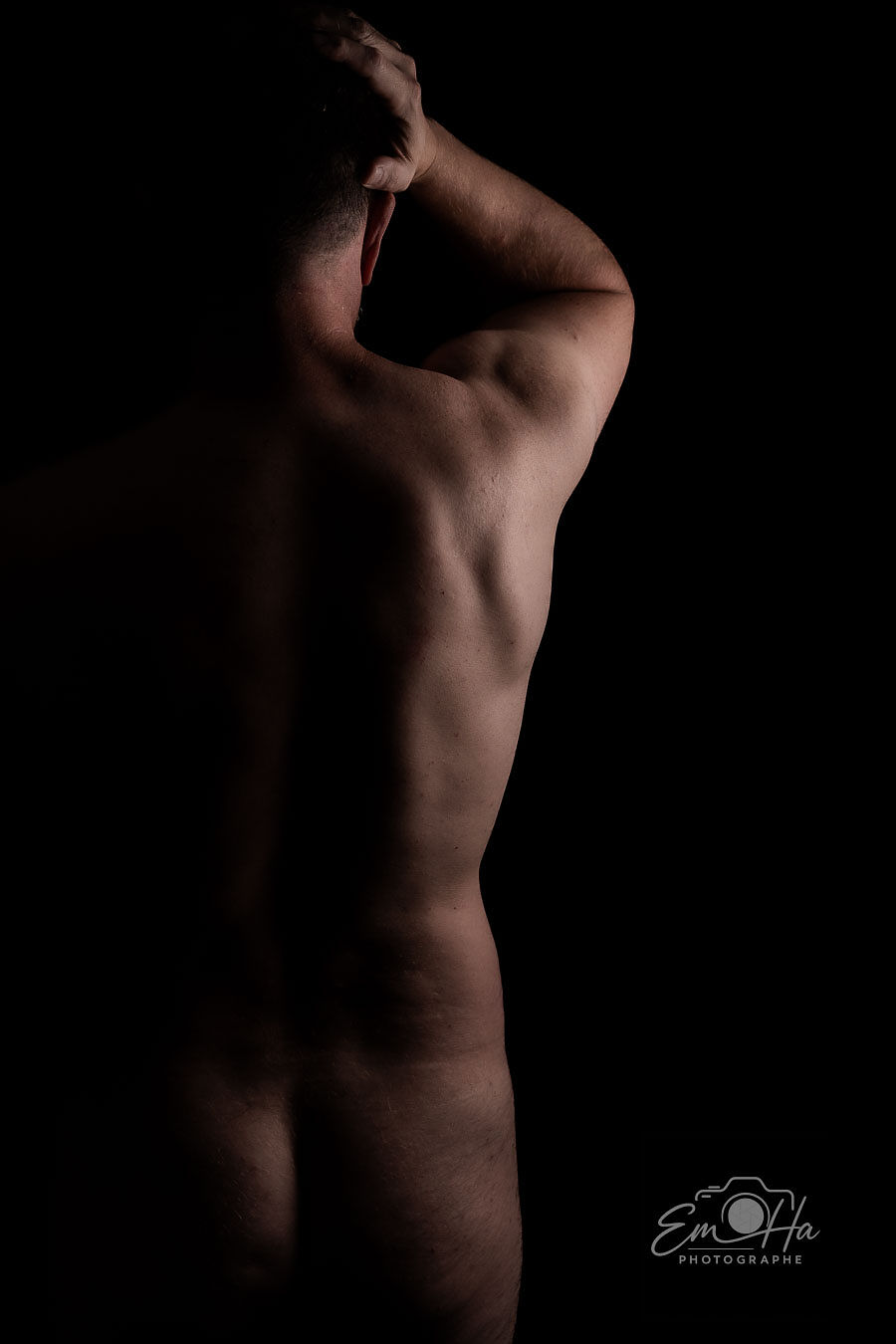 Nu artistique, dos sculpté en clair-obscur