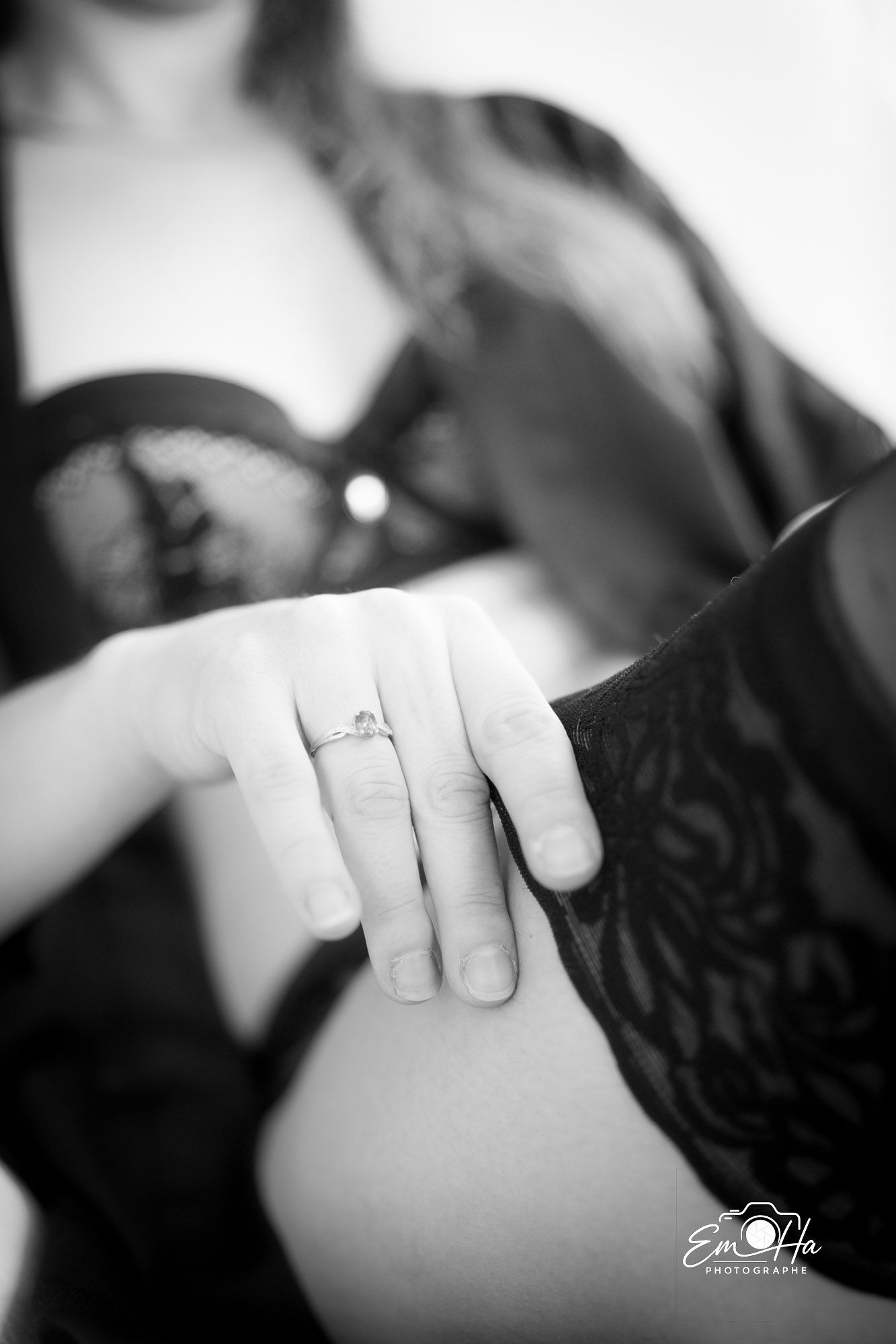 Nu artistique, main et dentelle noire