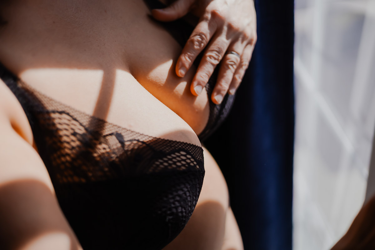Nu artistique, dentelle noire et main, ombres de fenêtre