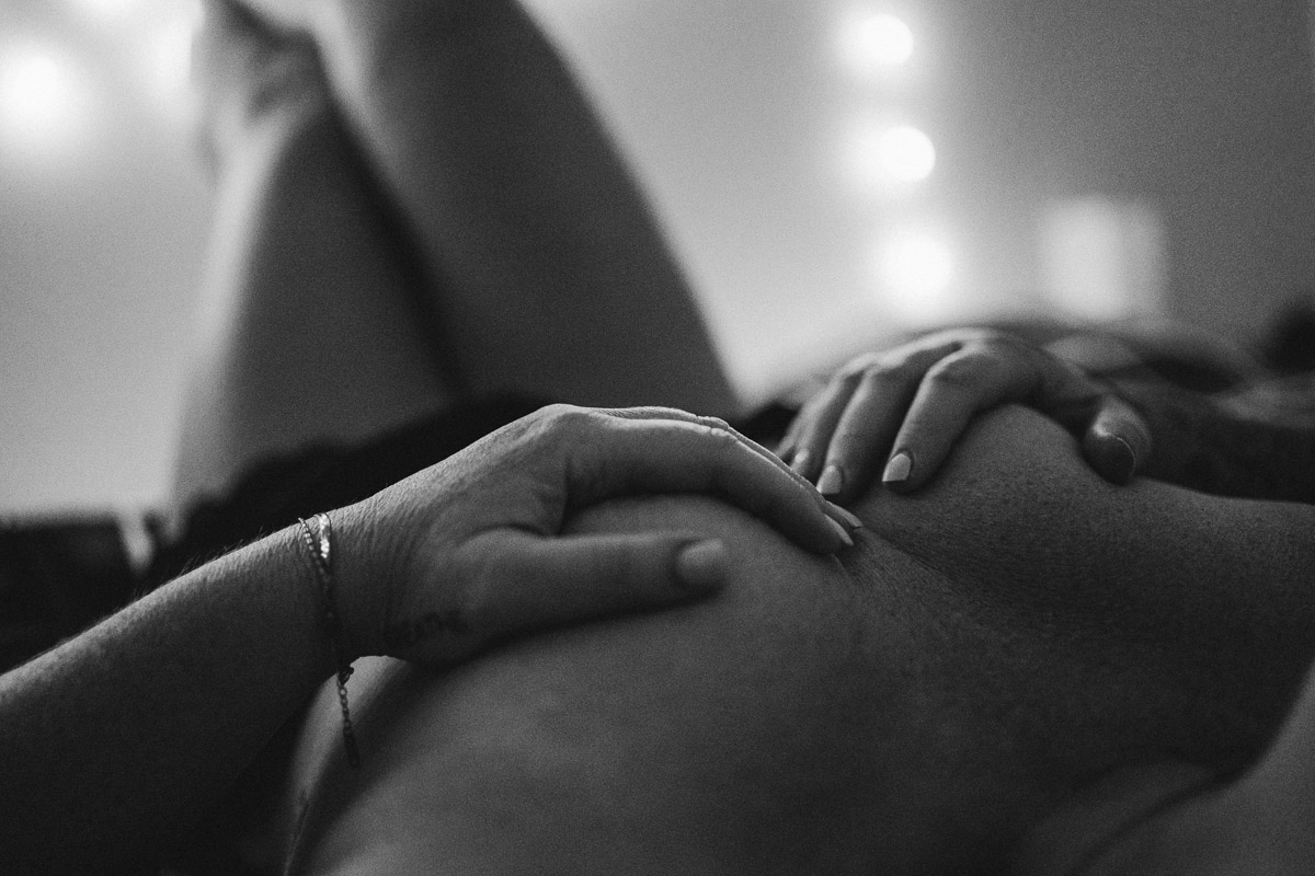 Nu artistique noir et blanc, mains sur l'épaule